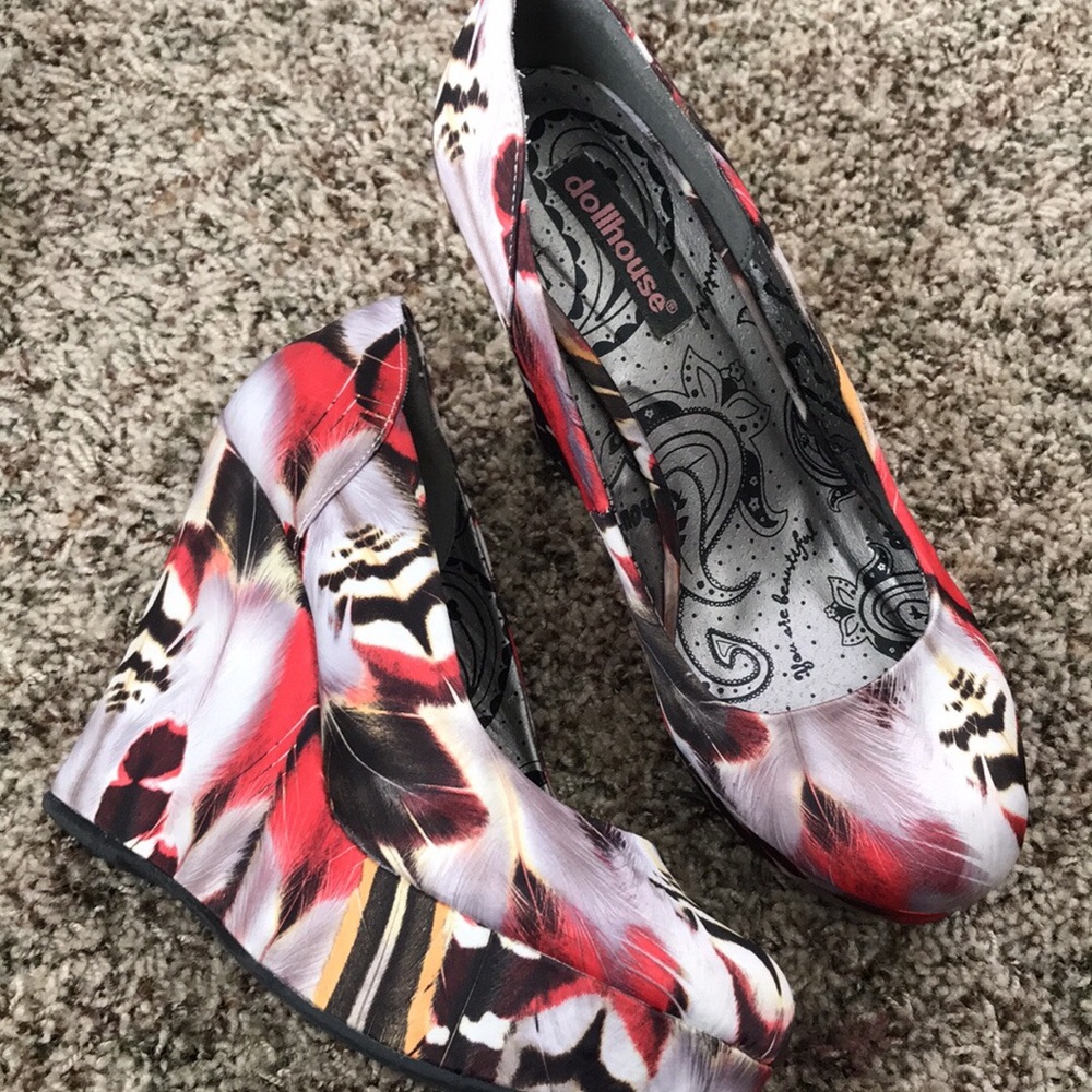 Red Feather-print wedges